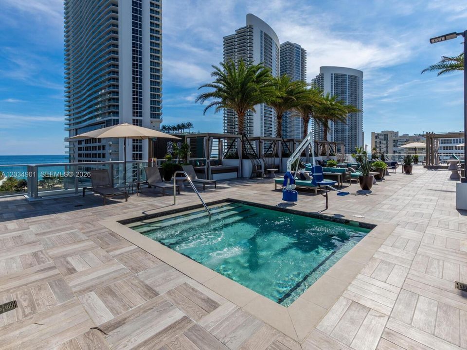 For Sale: $785,000 (2 beds, 2 baths, 1044 Square Feet)