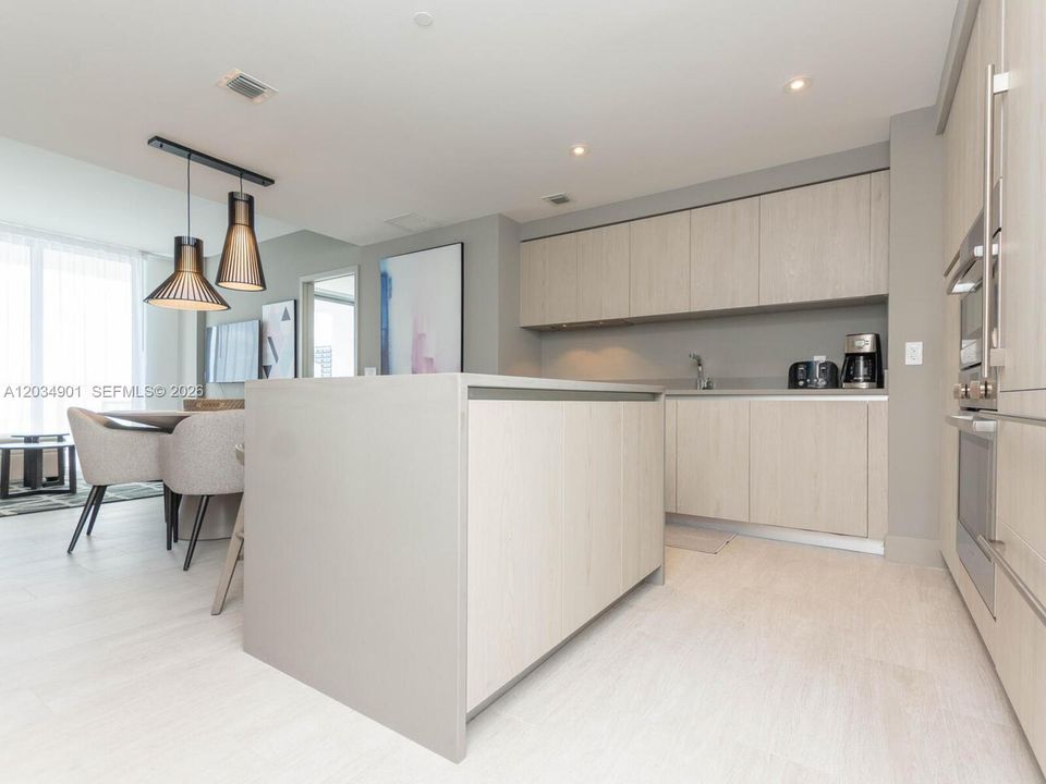 For Sale: $785,000 (2 beds, 2 baths, 1044 Square Feet)