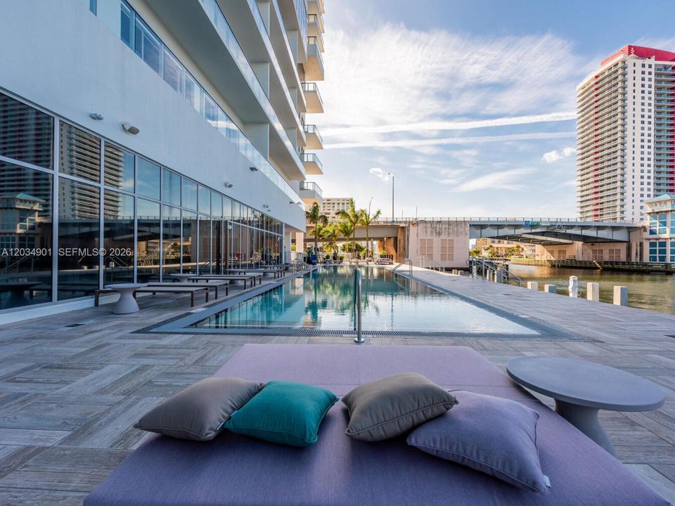 For Sale: $785,000 (2 beds, 2 baths, 1044 Square Feet)