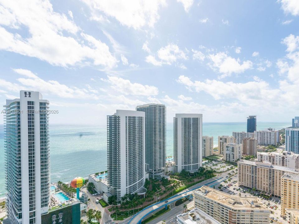 For Sale: $785,000 (2 beds, 2 baths, 1044 Square Feet)