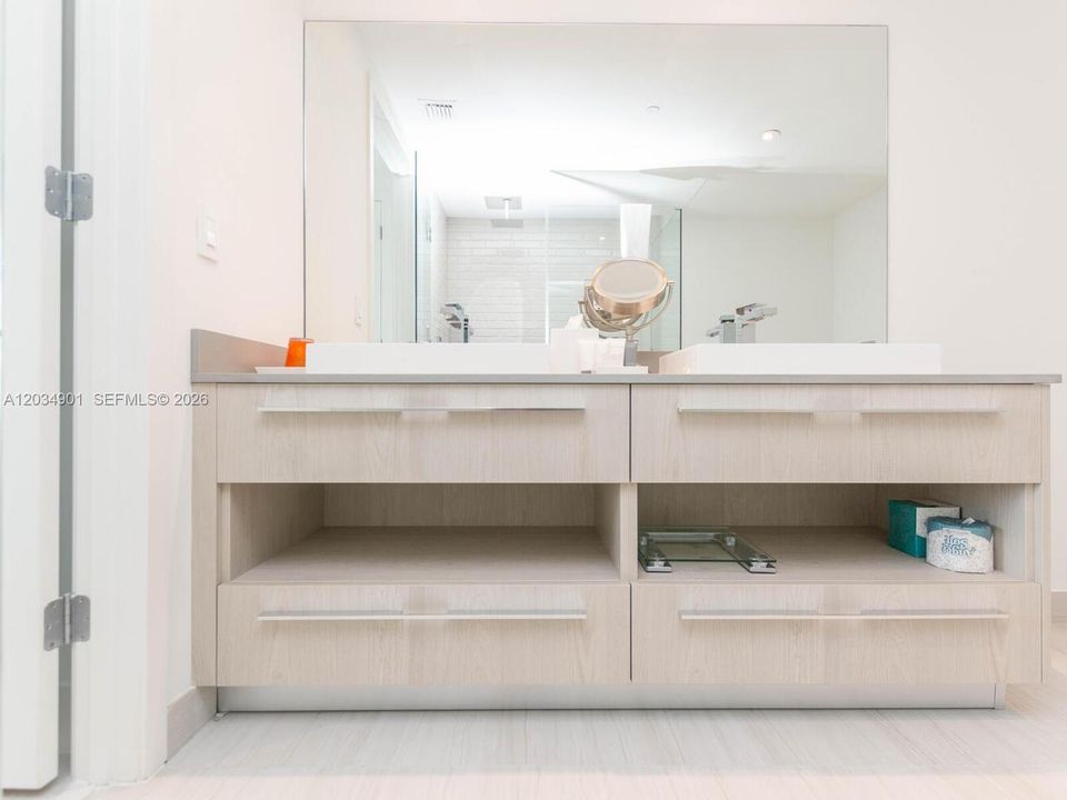 For Sale: $785,000 (2 beds, 2 baths, 1044 Square Feet)