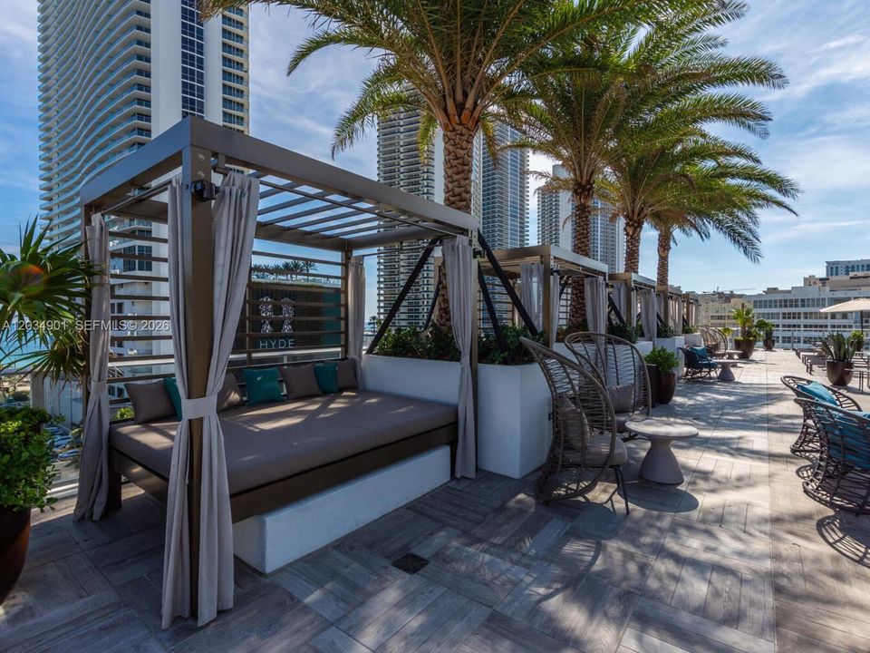 For Sale: $785,000 (2 beds, 2 baths, 1044 Square Feet)