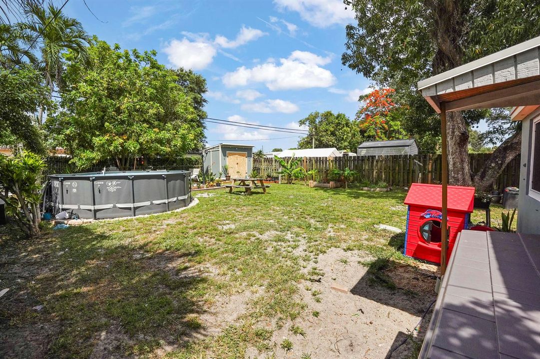 21 Backyard 01