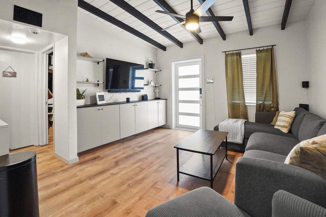 06 Living Room 03
