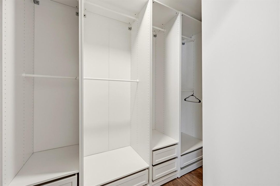 33_walk-in closet