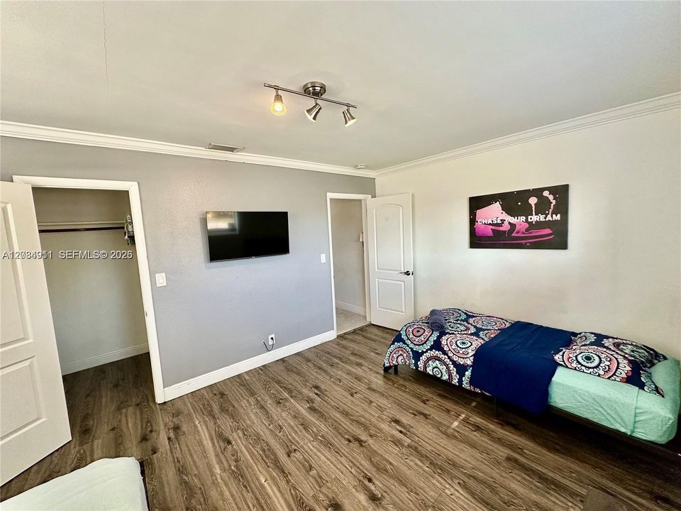 For Rent: $5,500 (3 beds, 2 baths, 1662 Square Feet)