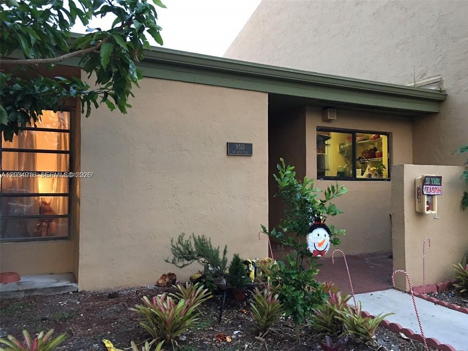 For Rent: $2,400 (2 beds, 2 baths, 1080 Square Feet)