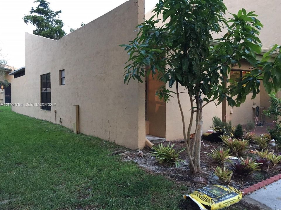 For Rent: $2,400 (2 beds, 2 baths, 1080 Square Feet)
