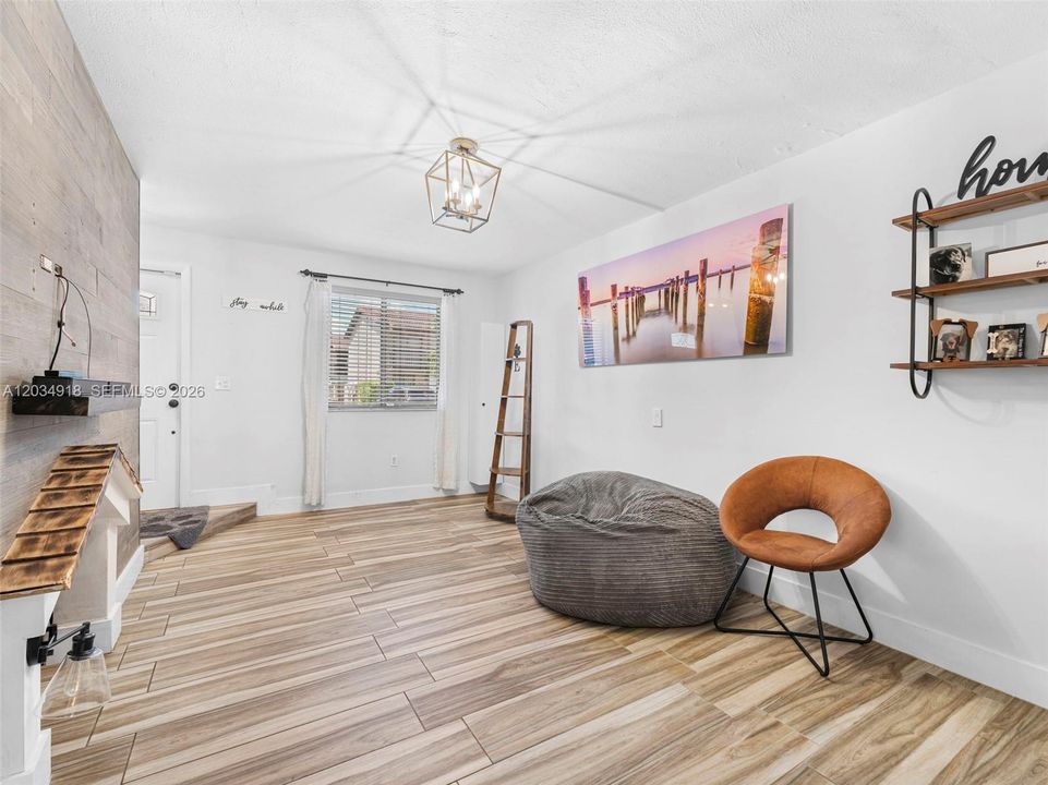 For Sale: $429,900 (3 beds, 1 baths, 987 Square Feet)
