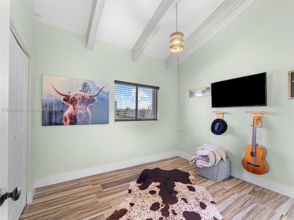 For Sale: $429,900 (3 beds, 1 baths, 987 Square Feet)
