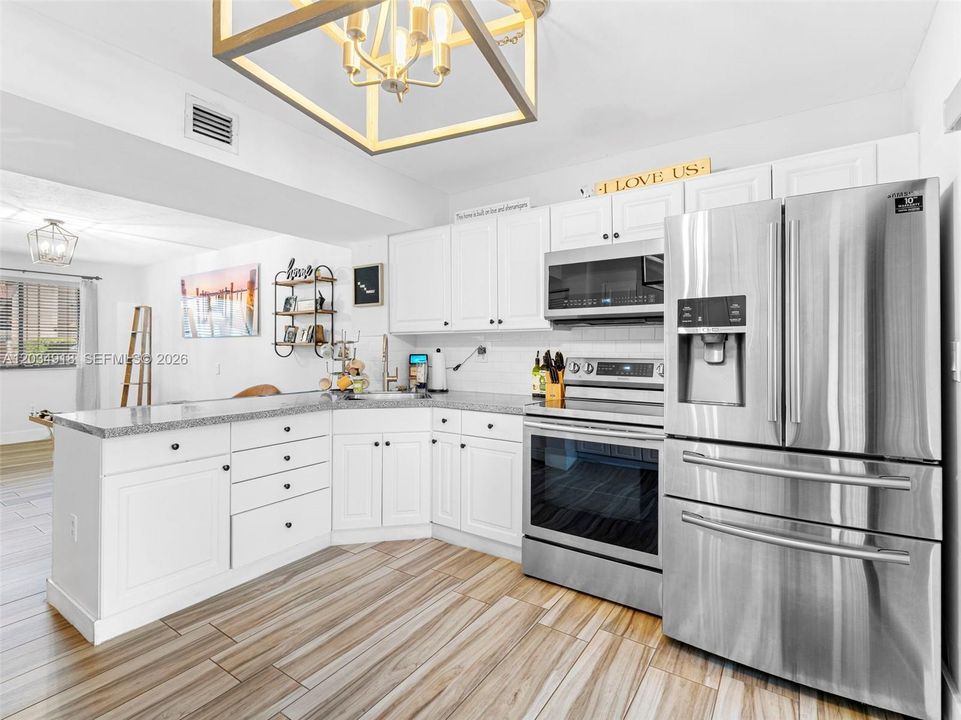 For Sale: $429,900 (3 beds, 1 baths, 987 Square Feet)