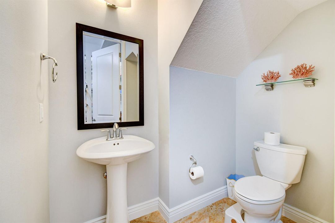 POWDER BATH 1ST FLOOR