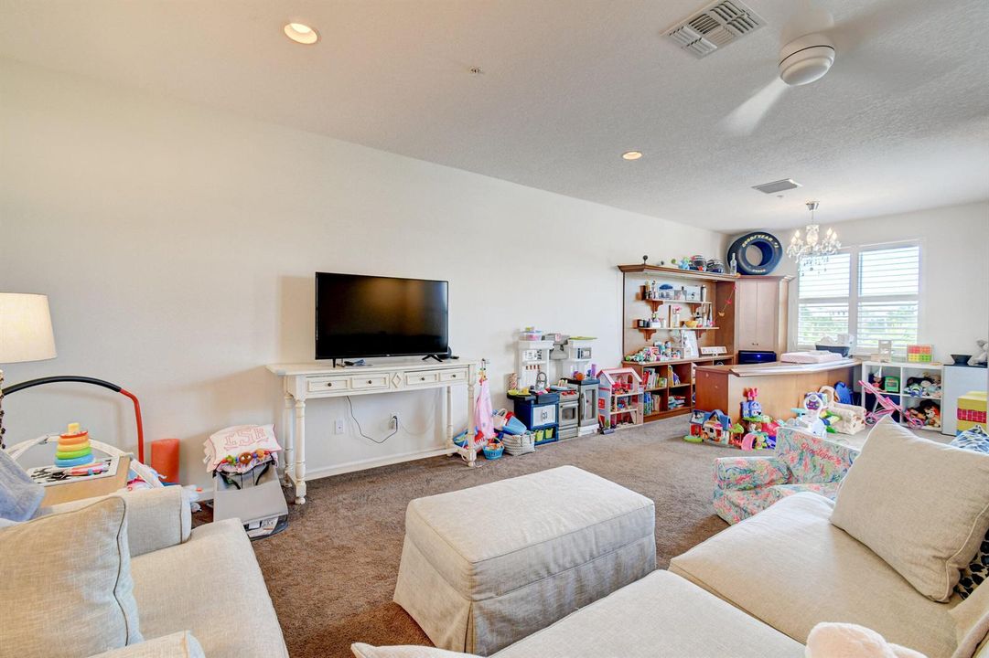 3RD FLOOR LOFT