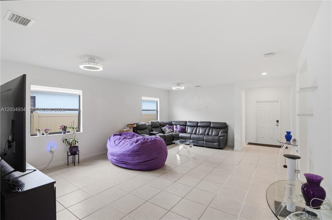 For Sale: $615,000 (3 beds, 3 baths, 1901 Square Feet)
