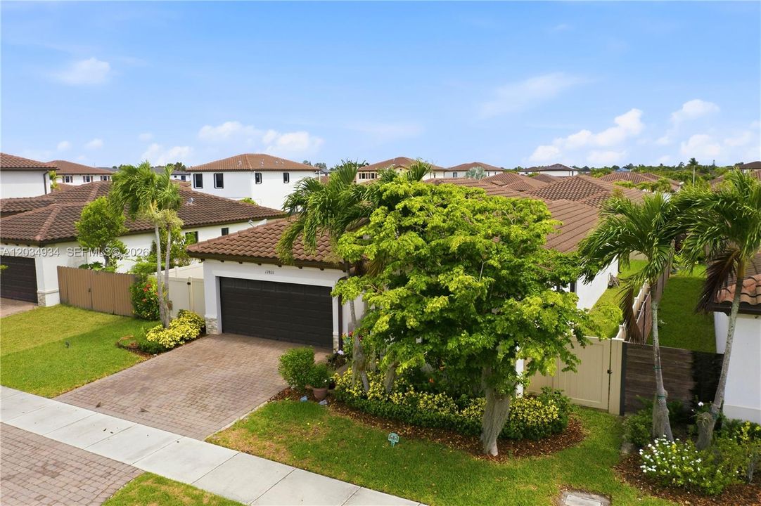For Sale: $615,000 (3 beds, 3 baths, 1901 Square Feet)