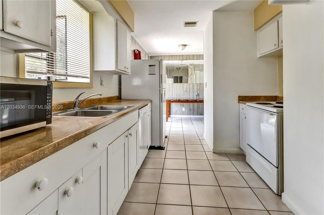 For Sale: $350,000 (3 beds, 2 baths, 1073 Square Feet)