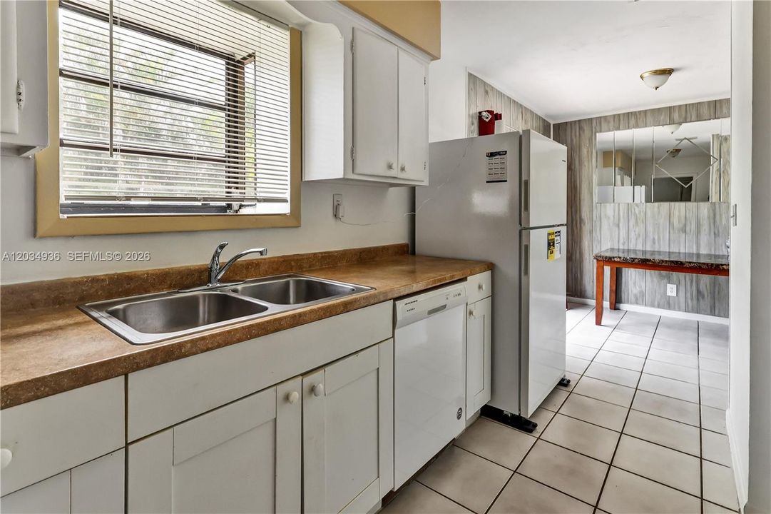 For Sale: $350,000 (3 beds, 2 baths, 1073 Square Feet)
