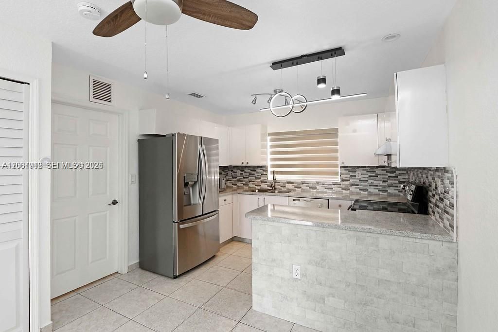 For Rent: $2,500 (2 beds, 2 baths, 730 Square Feet)