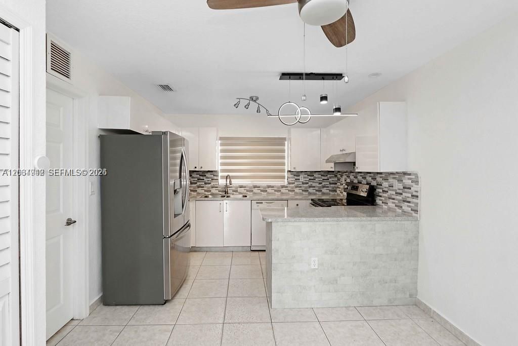 For Rent: $2,500 (2 beds, 2 baths, 730 Square Feet)