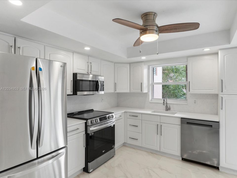 For Sale: $260,000 (2 beds, 2 baths, 1070 Square Feet)