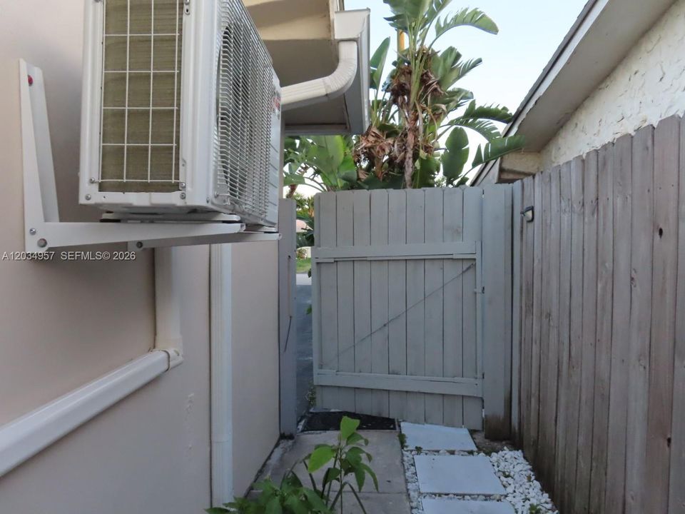 For Rent: $1,100 (1 beds, 1 baths, 1604 Square Feet)