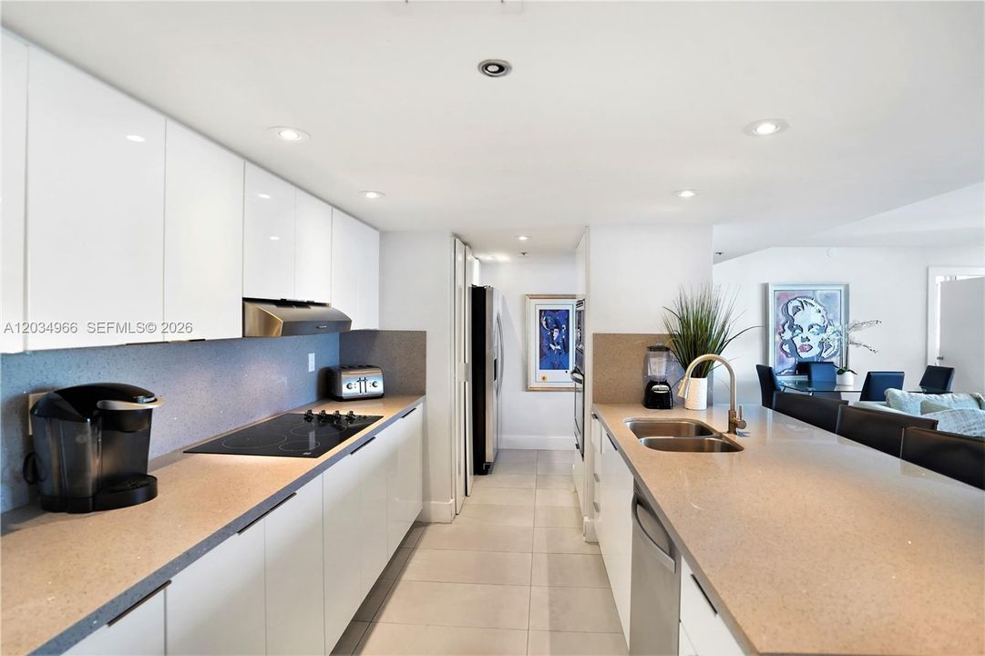 En Venta: $745,000 (2 camas, 2 baños, 1390 Pies cuadrados)
