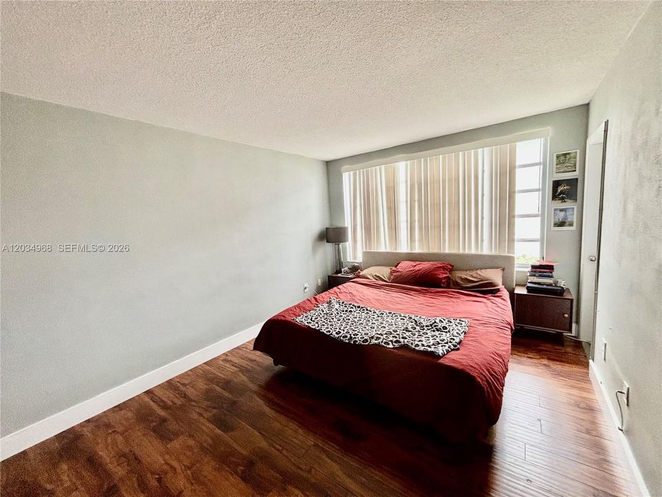For Sale: $169,900 (1 beds, 1 baths, 825 Square Feet)