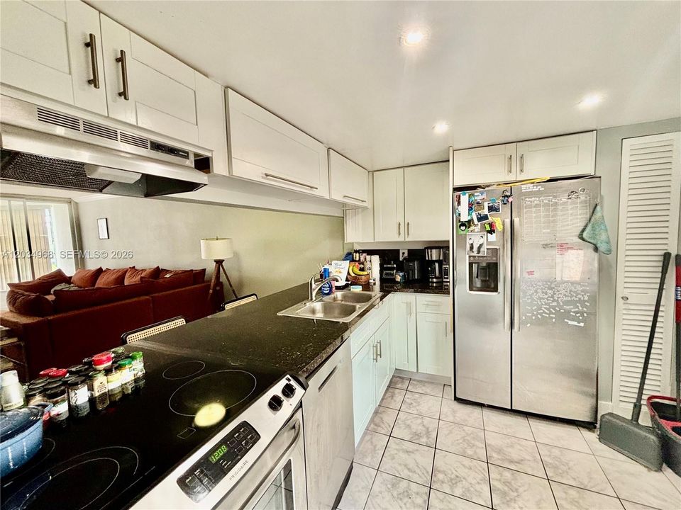 For Sale: $169,900 (1 beds, 1 baths, 825 Square Feet)