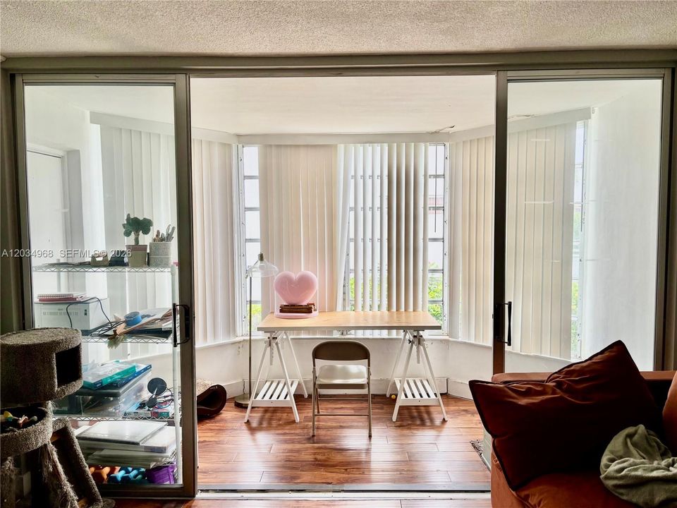 For Sale: $169,900 (1 beds, 1 baths, 825 Square Feet)