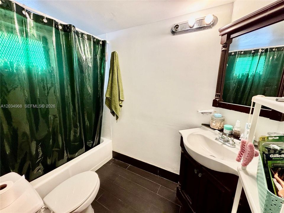 For Sale: $169,900 (1 beds, 1 baths, 825 Square Feet)