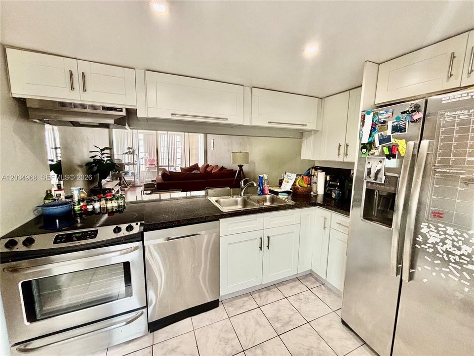 For Sale: $169,900 (1 beds, 1 baths, 825 Square Feet)