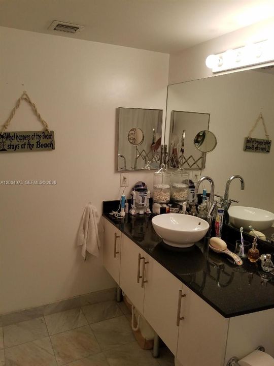 For Sale: $418,700 (1 beds, 1 baths, 757 Square Feet)