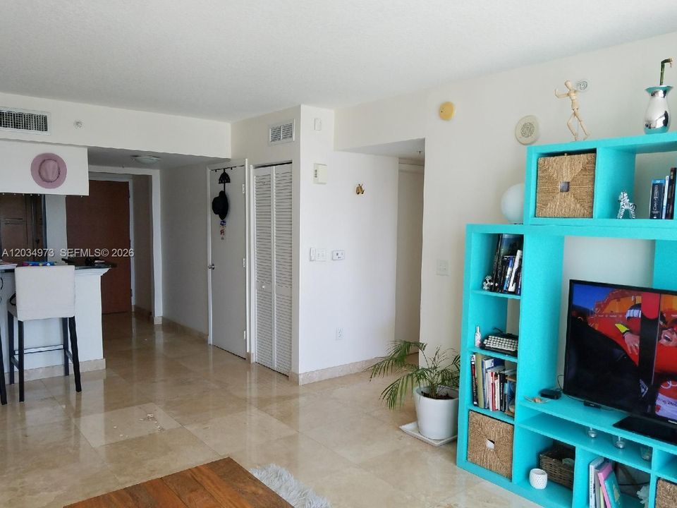 For Sale: $418,700 (1 beds, 1 baths, 757 Square Feet)