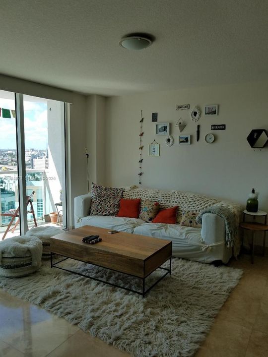 For Sale: $418,700 (1 beds, 1 baths, 757 Square Feet)