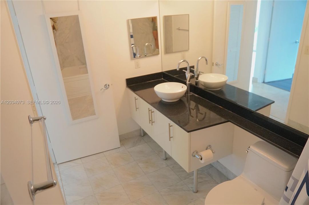 For Sale: $417,700 (1 beds, 1 baths, 757 Square Feet)