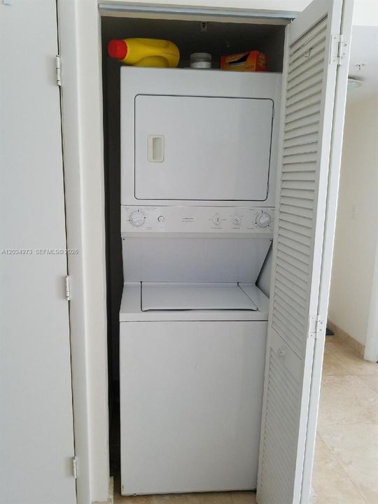 For Sale: $418,700 (1 beds, 1 baths, 757 Square Feet)