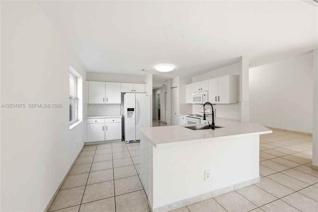 En Venta: $795,000 (4 camas, 2 baños, 2347 Pies cuadrados)