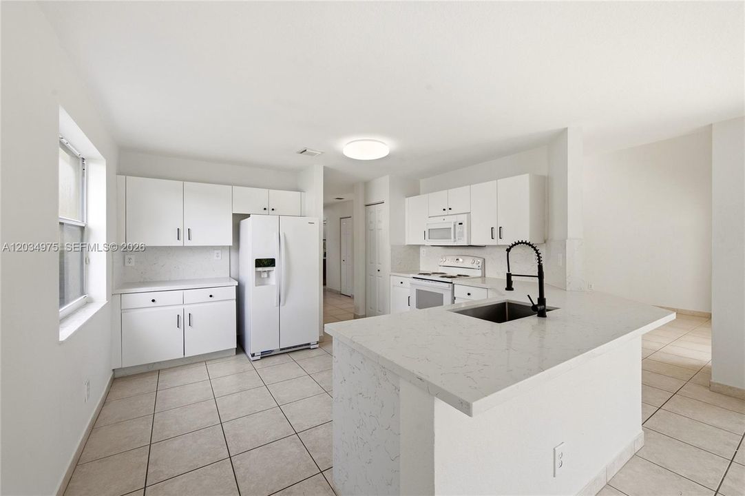 En Venta: $795,000 (4 camas, 2 baños, 2347 Pies cuadrados)