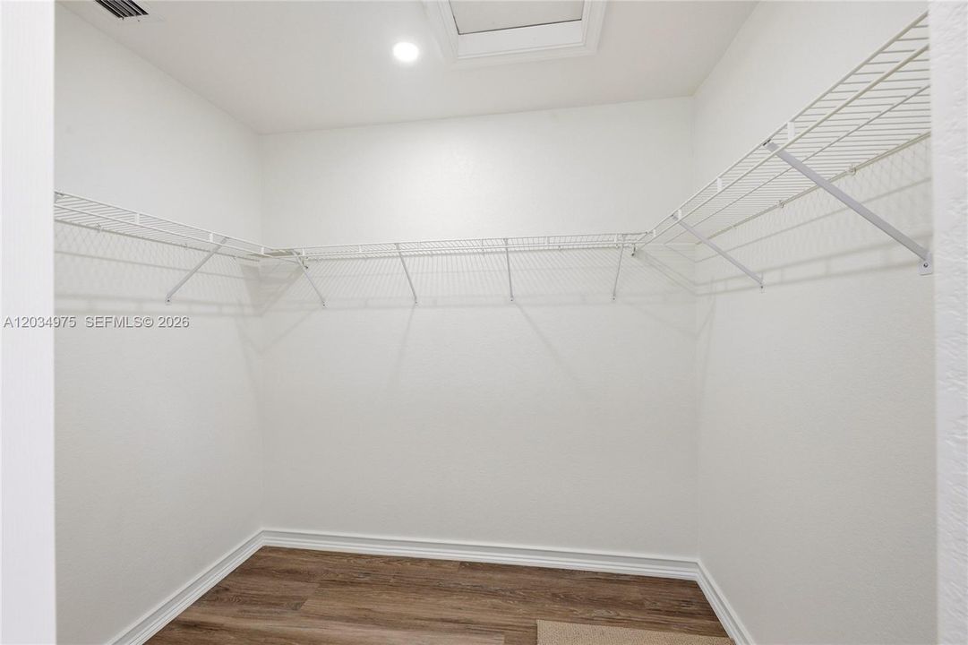 En Venta: $795,000 (4 camas, 2 baños, 2347 Pies cuadrados)