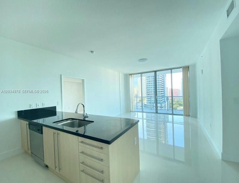 В аренду: $4,000 (2 спален, 2 ванн, 1013 Квадратных фут)