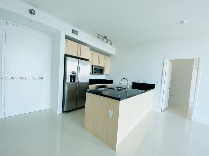 В аренду: $4,000 (2 спален, 2 ванн, 1013 Квадратных фут)