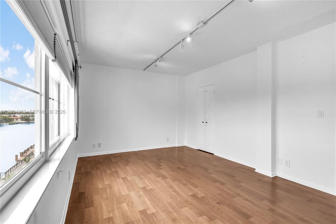 For Sale: $429,000 (1 beds, 1 baths, 1080 Square Feet)
