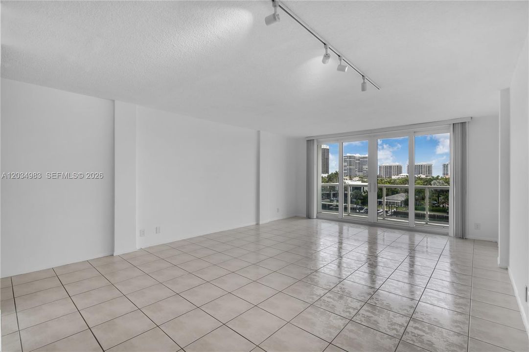 For Sale: $429,000 (1 beds, 1 baths, 1080 Square Feet)