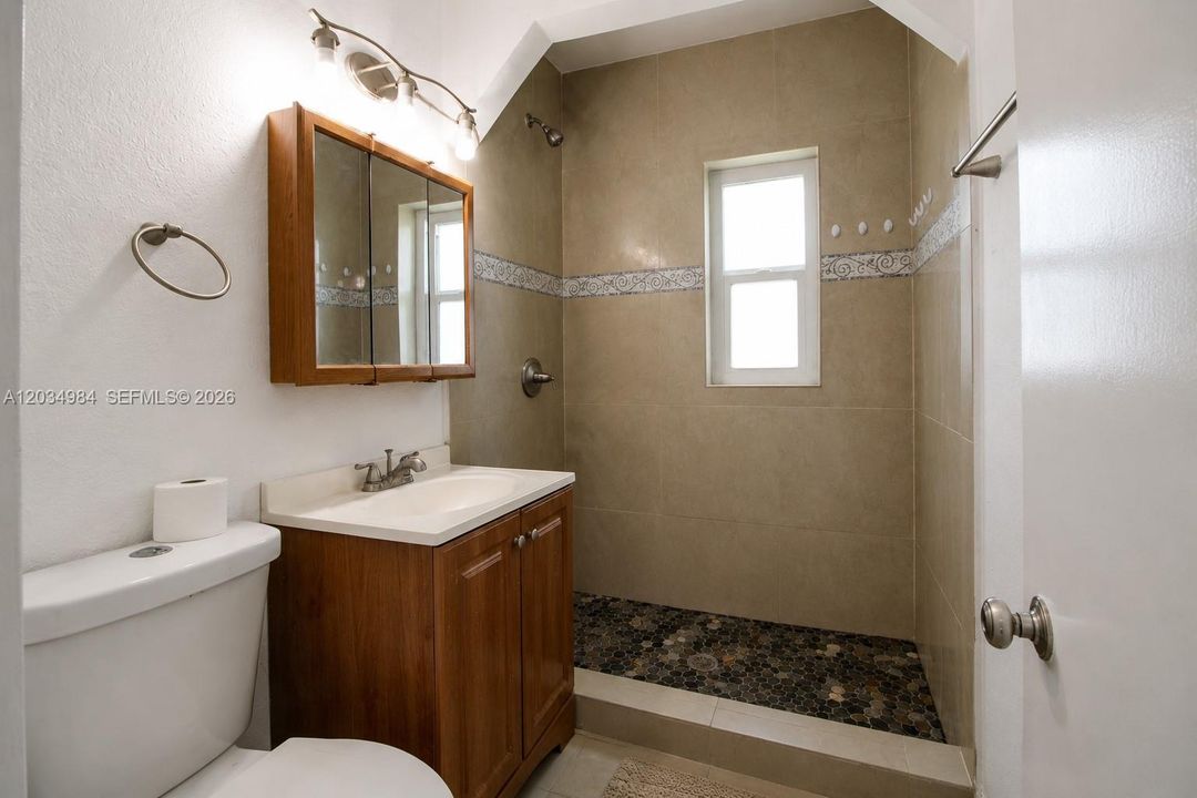 For Sale: $199,000 (1 beds, 1 baths, 580 Square Feet)