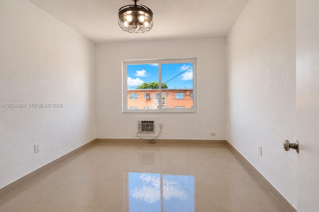 For Sale: $199,000 (1 beds, 1 baths, 580 Square Feet)