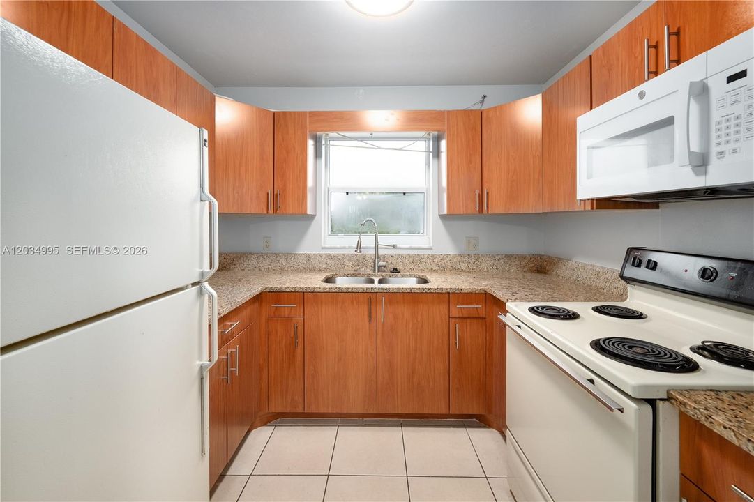 В аренду: $1,975 (2 спален, 1 ванн, 13003 Квадратных фут)
