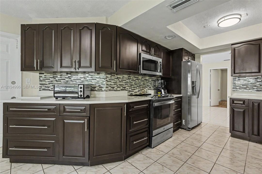 En Venta: $335,000 (2 camas, 2 baños, 1843 Pies cuadrados)