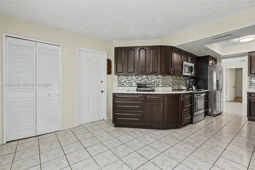 En Venta: $335,000 (2 camas, 2 baños, 1843 Pies cuadrados)