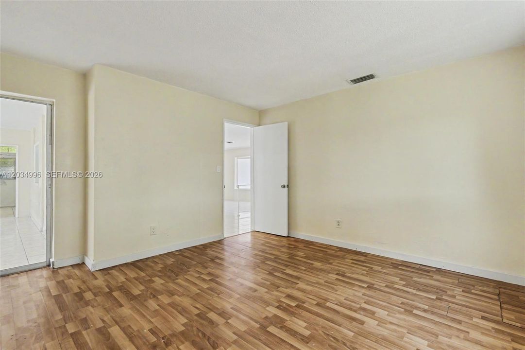 En Venta: $335,000 (2 camas, 2 baños, 1843 Pies cuadrados)