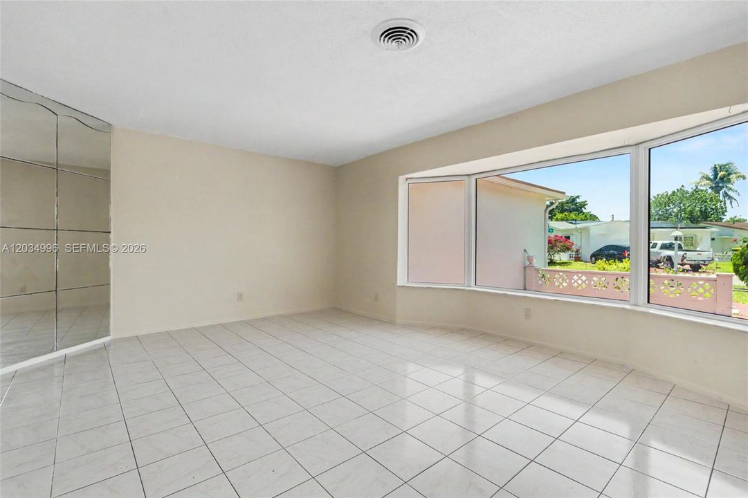 En Venta: $335,000 (2 camas, 2 baños, 1843 Pies cuadrados)